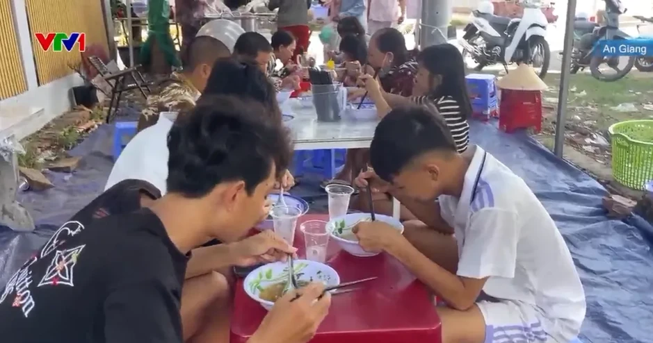Tô mì giá 1.000 đồng và câu chuyện sẻ chia giữa đời thường Tô mì giá 1.000 đồng và câu chuyện sẻ chia giữa đời thường