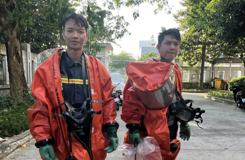 Tổ ong dài gần 1m đe dọa nhiều người dân được phá bỏ Tổ ong dài gần 1m đe dọa nhiều người dân được phá bỏ