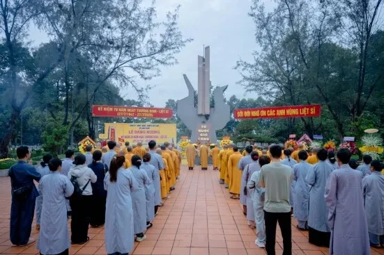 Tổ quốc không bao giờ quên những người đã ngã xuống Tổ quốc không bao giờ quên những người đã ngã xuống