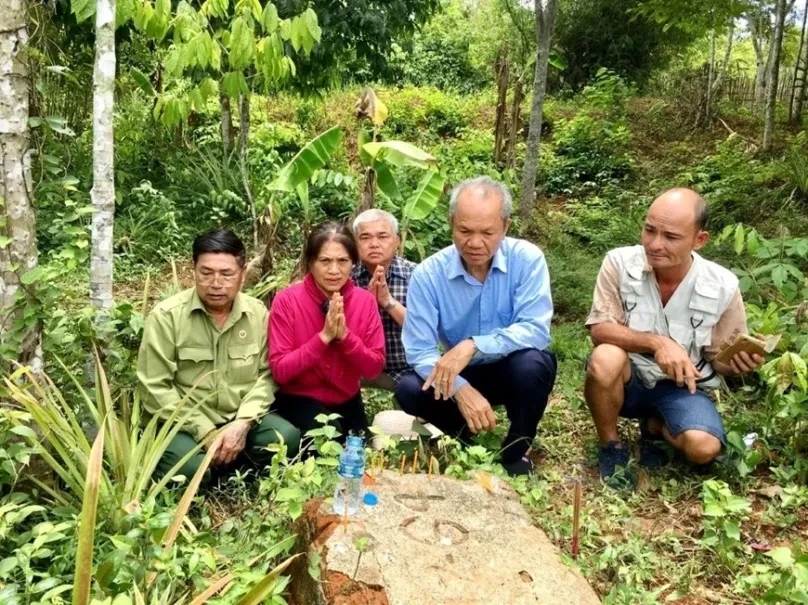 Tổ quốc không bao giờ quên những người đã ngã xuống Tổ quốc không bao giờ quên những người đã ngã xuống