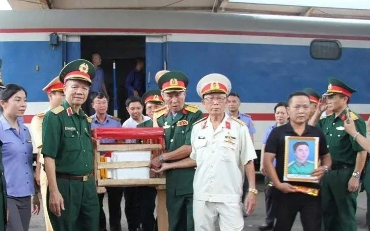 Tổ quốc không bao giờ quên những người đã ngã xuống Tổ quốc không bao giờ quên những người đã ngã xuống