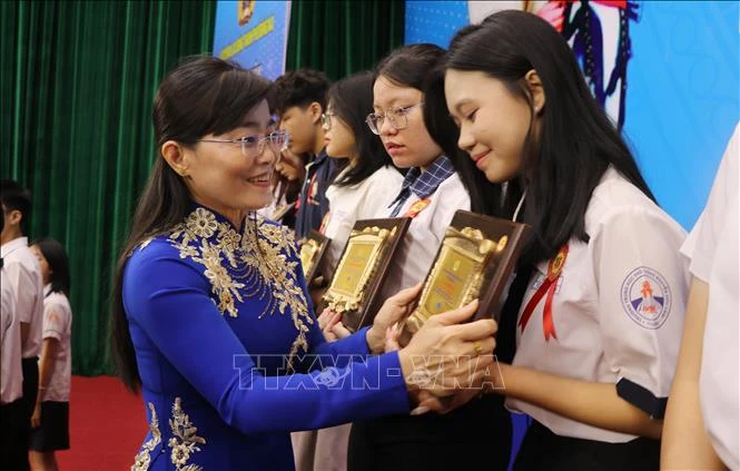 Tỏa sáng những tấm gương con công nhân lao động học giỏi, sống tốt Tỏa sáng những tấm gương con công nhân lao động học giỏi, sống tốt