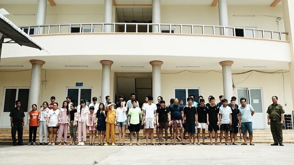 Toàn cảnh hiện trường vụ bắt giữ 140 người liên quan đường dây ma túy đặc biệt nghiêm trọng Toàn cảnh hiện trường vụ bắt giữ 140 người liên quan đường dây ma túy đặc biệt nghiêm trọng