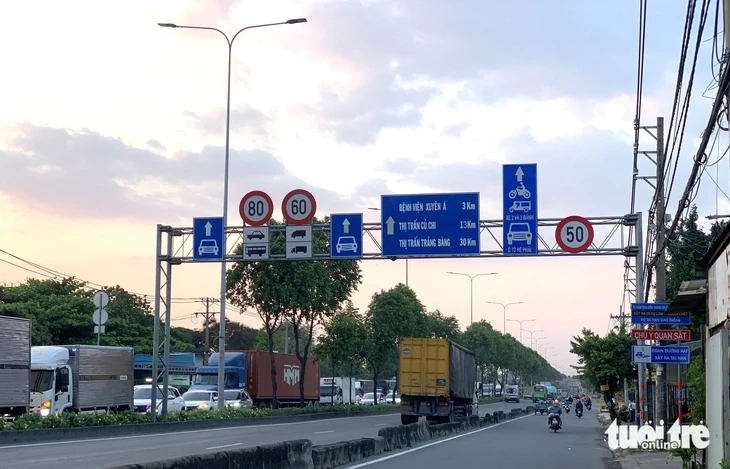 Tốc độ 50km/h trên quốc lộ 22: Người dân kêu chậm, cơ quan quản lý 'an toàn là trên hết' Tốc độ 50km/h trên quốc lộ 22: Người dân kêu chậm, cơ quan quản lý 'an toàn là trên hết'