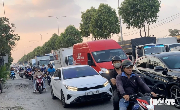 Tốc độ 50km/h trên quốc lộ 22: Người dân kêu chậm, cơ quan quản lý 'an toàn là trên hết' Tốc độ 50km/h trên quốc lộ 22: Người dân kêu chậm, cơ quan quản lý 'an toàn là trên hết'