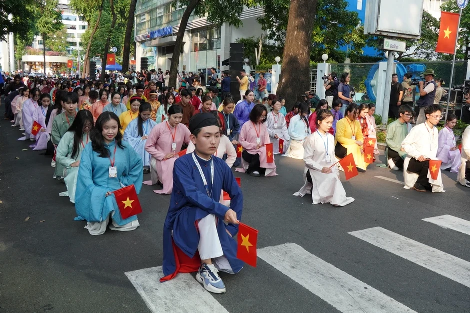 'Tóc xanh vạt áo' lan tỏa mạnh mẽ, giới trẻ khoác Việt phục xuống phố 'Tóc xanh vạt áo' lan tỏa mạnh mẽ, giới trẻ khoác Việt phục xuống phố