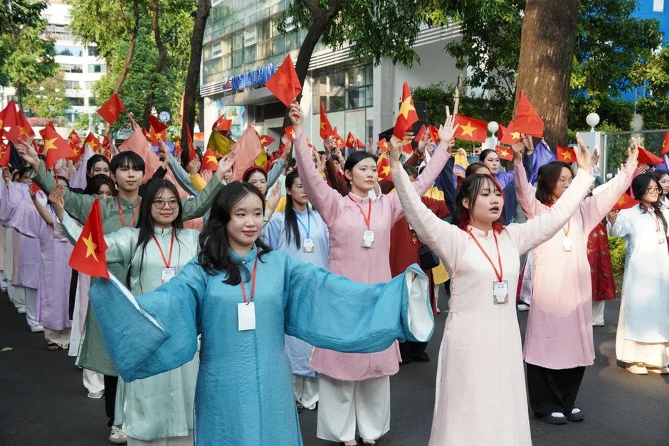 'Tóc xanh vạt áo' lan tỏa mạnh mẽ, giới trẻ khoác Việt phục xuống phố 'Tóc xanh vạt áo' lan tỏa mạnh mẽ, giới trẻ khoác Việt phục xuống phố