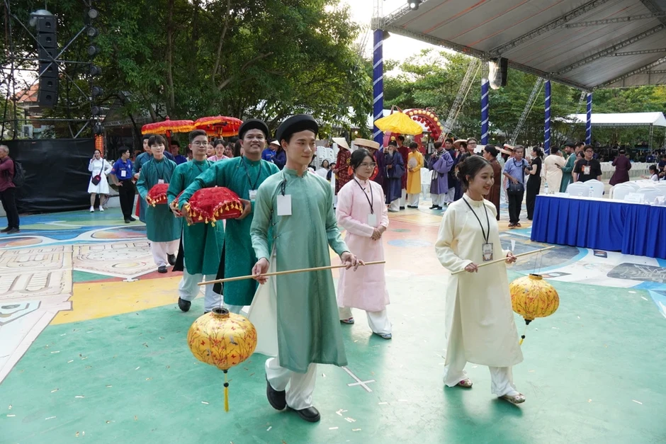 'Tóc xanh vạt áo' lan tỏa mạnh mẽ, giới trẻ khoác Việt phục xuống phố 'Tóc xanh vạt áo' lan tỏa mạnh mẽ, giới trẻ khoác Việt phục xuống phố