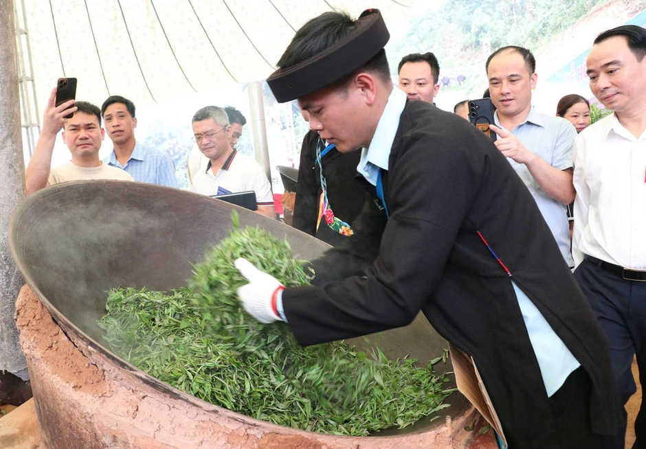 Tôn vinh giá trị nghề làm chè Shan tuyết truyền thống ở Cao Bồ Tôn vinh giá trị nghề làm chè Shan tuyết truyền thống ở Cao Bồ
