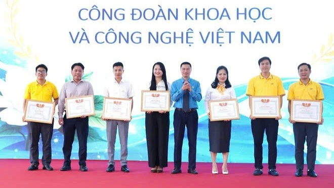 Tôn vinh trí tuệ, khát vọng sáng tạo của đội ngũ trí thức Việt Nam Tôn vinh trí tuệ, khát vọng sáng tạo của đội ngũ trí thức Việt Nam