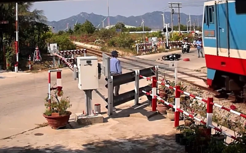 Tông barie đường sắt, người phụ nữ chạy xe máy thoát chết trong gang tấc