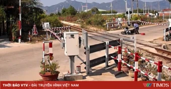 Tông barie đường sắt, người phụ nữ thoát chết trong gang tấc