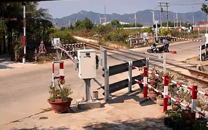 Tông barie đường sắt, người phụ nữ thoát chết trong gang tấc Tông barie đường sắt, người phụ nữ thoát chết trong gang tấc