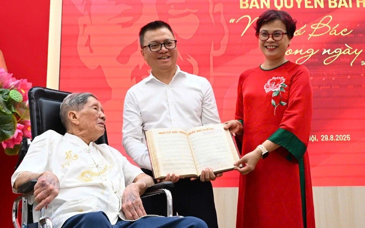 Tổng Bí thư Tô Lâm trao Huân chương Lao động hạng nhất cho báo Nhân Dân