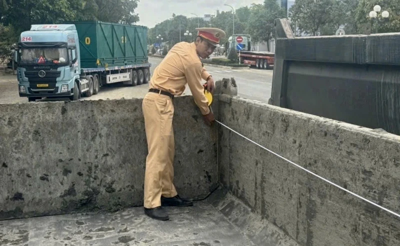 Tổng kiểm tra các loại phương tiện tự đổ trên 15 tấn để ngăn ngừa TNGT Tổng kiểm tra các loại phương tiện tự đổ trên 15 tấn để ngăn ngừa TNGT