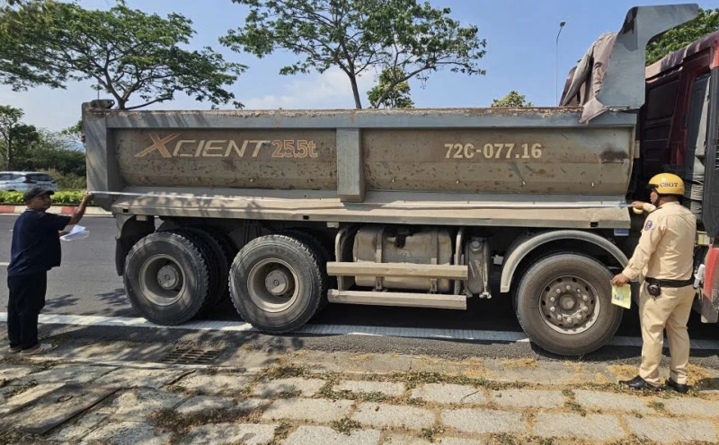 Tổng kiểm tra các loại phương tiện tự đổ trên 15 tấn để ngăn ngừa TNGT Tổng kiểm tra các loại phương tiện tự đổ trên 15 tấn để ngăn ngừa TNGT