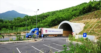 Tông lan can cửa hầm đường bộ trên quốc lộ, đôi nam nữ tử vong tại chỗ