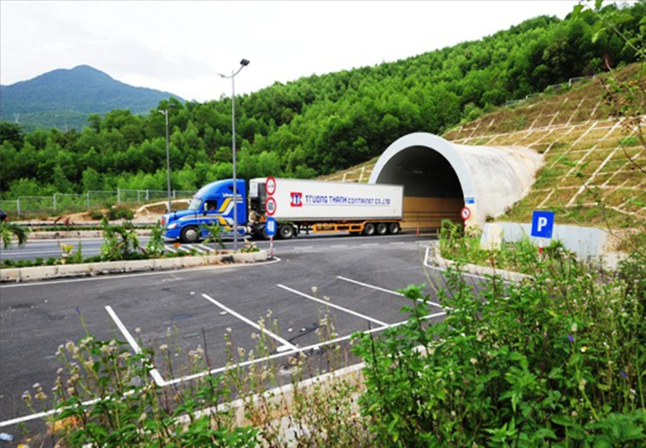 Tông lan can cửa hầm đường bộ trên quốc lộ, đôi nam nữ tử vong tại chỗ Tông lan can cửa hầm đường bộ trên quốc lộ, đôi nam nữ tử vong tại chỗ
