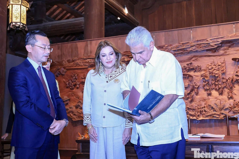 Tổng thống Panama và Phu nhân tham quan Văn Miếu – Quốc Tử Giám Tổng thống Panama và Phu nhân tham quan Văn Miếu – Quốc Tử Giám