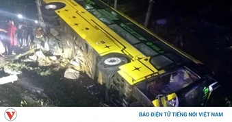 Tông vào lan can bên đường, xe khách bị lật ở Quảng Ngãi