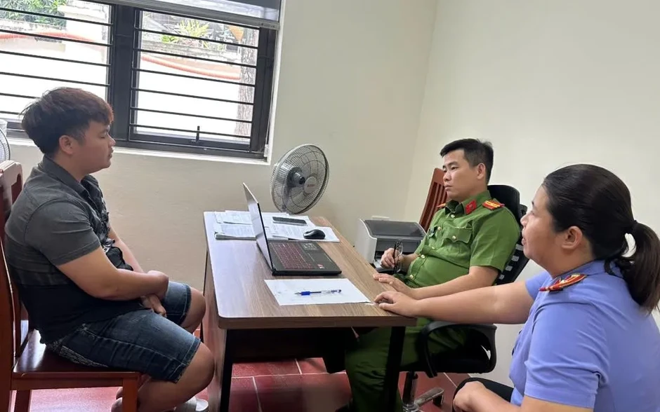 Tông xe vào Cảnh sát giao thông để trốn kiểm tra nồng độ cồn Tông xe vào Cảnh sát giao thông để trốn kiểm tra nồng độ cồn