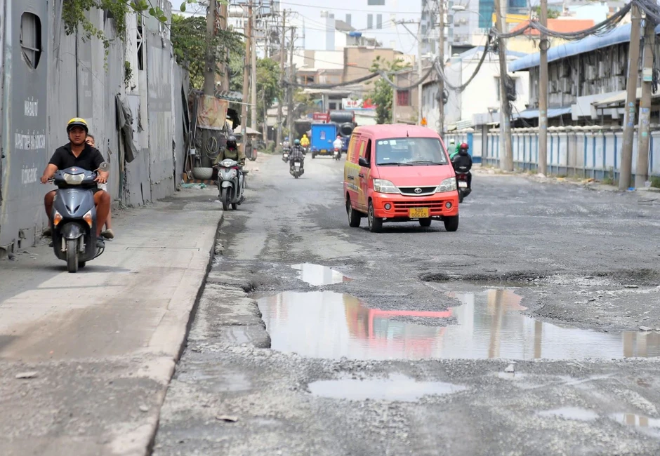 TP Hồ Chí Minh: Các 'ổ voi' trên đường Bến Nghé - Lưu Trọng Lư đã được khắc phục TP Hồ Chí Minh: Các 'ổ voi' trên đường Bến Nghé - Lưu Trọng Lư đã được khắc phục