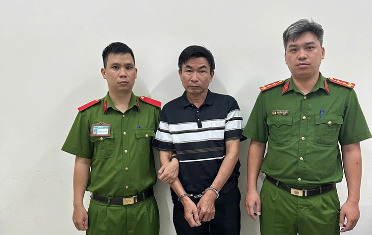 TP Hồ Chí Minh: Điều tra vụ người đàn ông hành hung shipper tại phường Rạch Dừa