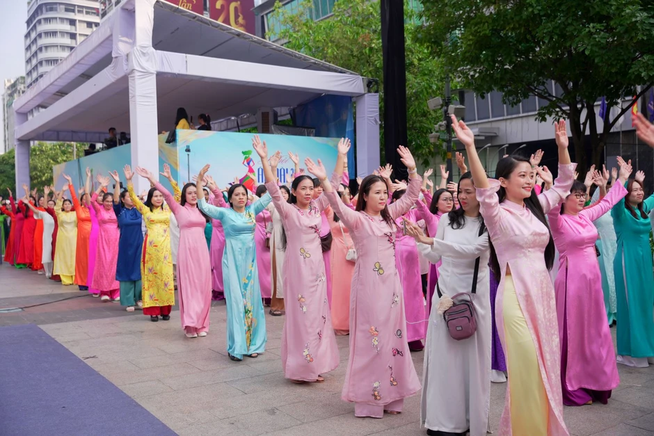 TP Hồ Chí Minh: Đồng diễn dân vũ áo dài trên phố trong ngày 8/3 TP Hồ Chí Minh: Đồng diễn dân vũ áo dài trên phố trong ngày 8/3
