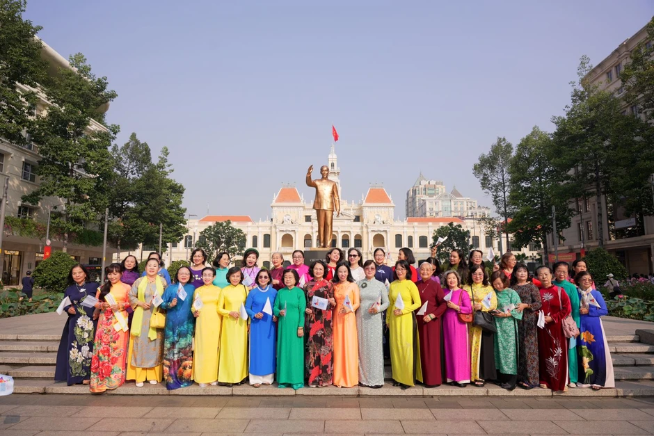 TP Hồ Chí Minh: Đồng diễn dân vũ áo dài trên phố trong ngày 8/3 TP Hồ Chí Minh: Đồng diễn dân vũ áo dài trên phố trong ngày 8/3