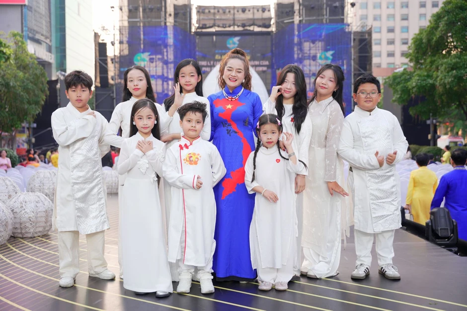 TP Hồ Chí Minh: Đồng diễn dân vũ áo dài trên phố trong ngày 8/3 TP Hồ Chí Minh: Đồng diễn dân vũ áo dài trên phố trong ngày 8/3