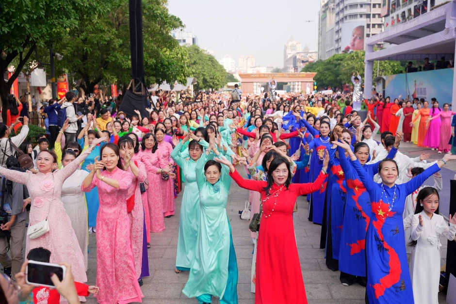 TP Hồ Chí Minh: Đồng diễn dân vũ áo dài trên phố trong ngày 8/3 TP Hồ Chí Minh: Đồng diễn dân vũ áo dài trên phố trong ngày 8/3