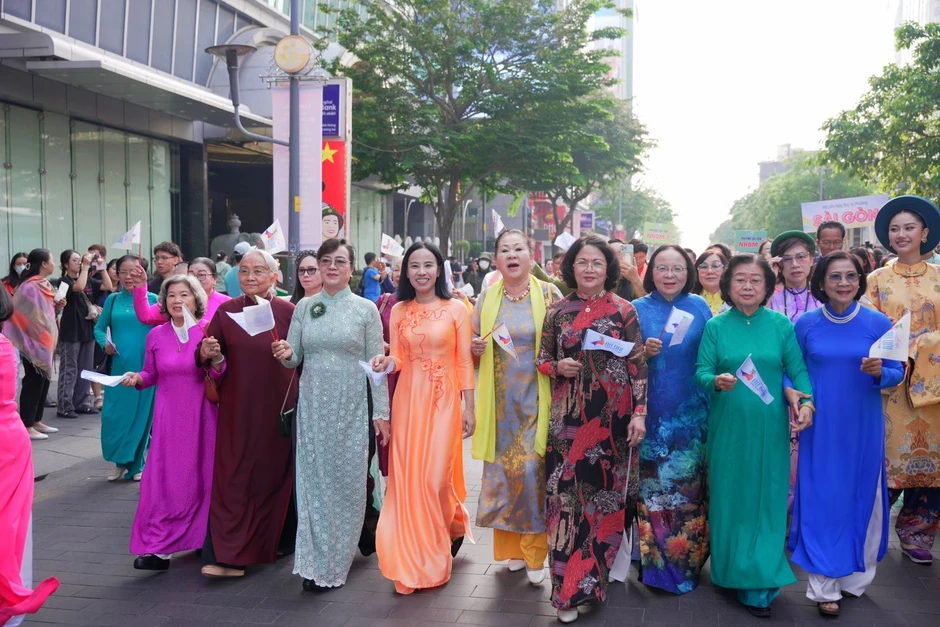 TP Hồ Chí Minh: Đồng diễn dân vũ áo dài trên phố trong ngày 8/3 TP Hồ Chí Minh: Đồng diễn dân vũ áo dài trên phố trong ngày 8/3