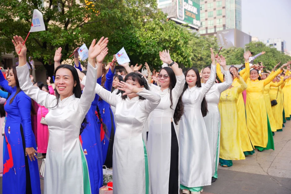 TP Hồ Chí Minh: Đồng diễn dân vũ áo dài trên phố trong ngày 8/3 TP Hồ Chí Minh: Đồng diễn dân vũ áo dài trên phố trong ngày 8/3