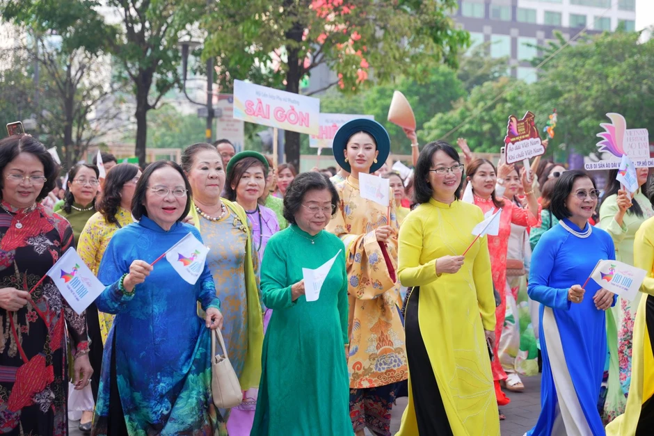 TP Hồ Chí Minh: Đồng diễn dân vũ áo dài trên phố trong ngày 8/3 TP Hồ Chí Minh: Đồng diễn dân vũ áo dài trên phố trong ngày 8/3