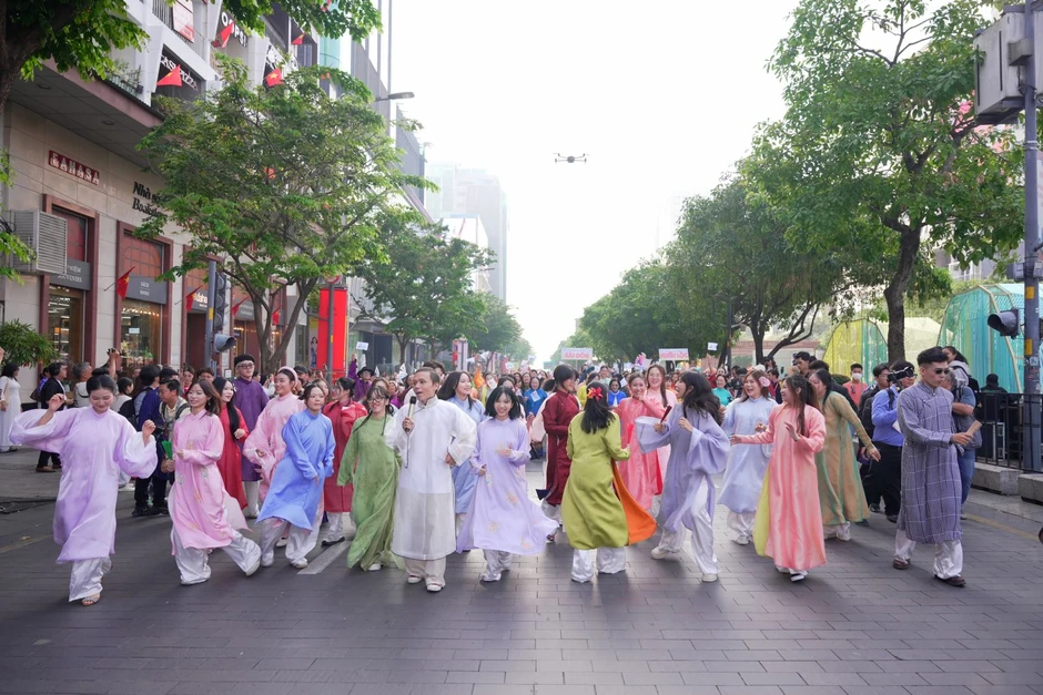 TP Hồ Chí Minh: Đồng diễn dân vũ áo dài trên phố trong ngày 8/3 TP Hồ Chí Minh: Đồng diễn dân vũ áo dài trên phố trong ngày 8/3