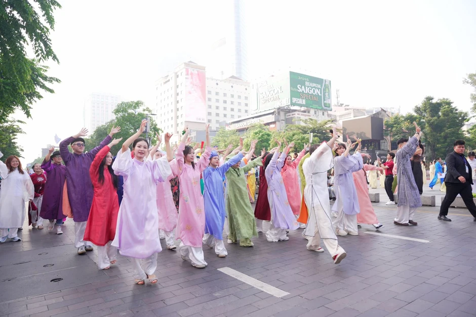 TP Hồ Chí Minh: Đồng diễn dân vũ áo dài trên phố trong ngày 8/3 TP Hồ Chí Minh: Đồng diễn dân vũ áo dài trên phố trong ngày 8/3