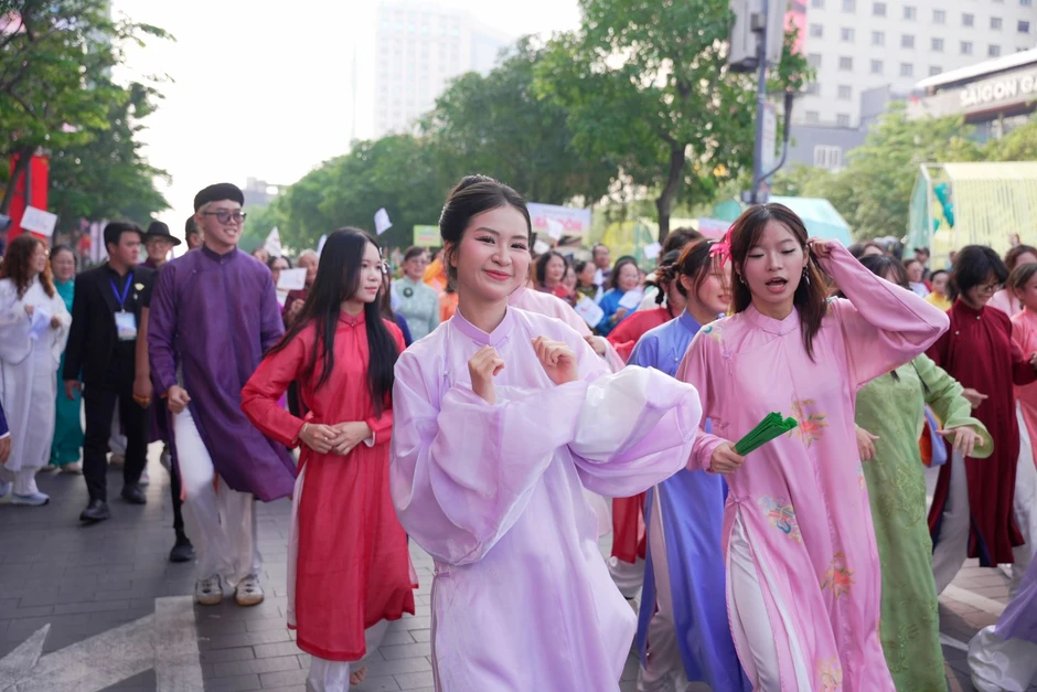 TP Hồ Chí Minh: Đồng diễn dân vũ áo dài trên phố trong ngày 8/3 TP Hồ Chí Minh: Đồng diễn dân vũ áo dài trên phố trong ngày 8/3