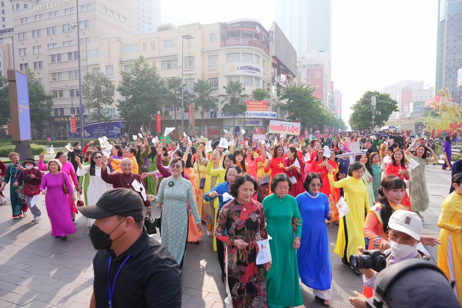 TP Hồ Chí Minh: Đồng diễn dân vũ áo dài trên phố trong ngày 8/3 TP Hồ Chí Minh: Đồng diễn dân vũ áo dài trên phố trong ngày 8/3