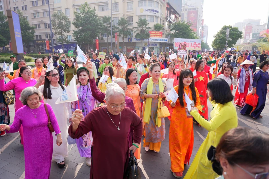 TP Hồ Chí Minh: Đồng diễn dân vũ áo dài trên phố trong ngày 8/3 TP Hồ Chí Minh: Đồng diễn dân vũ áo dài trên phố trong ngày 8/3