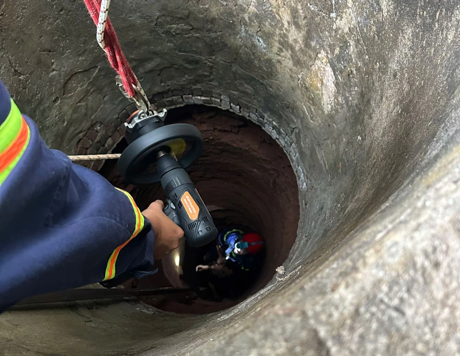 TP Hồ Chí Minh: Giải cứu người rơi giếng sâu 35m TP Hồ Chí Minh: Giải cứu người rơi giếng sâu 35m