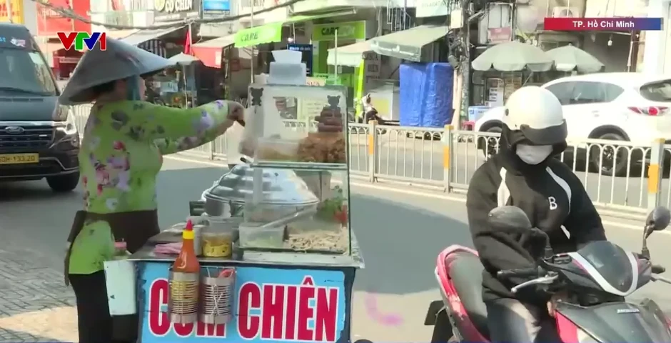 TP Hồ Chí Minh: Người dân chật vật giữa cao điểm nắng nóng kéo dài TP Hồ Chí Minh: Người dân chật vật giữa cao điểm nắng nóng kéo dài