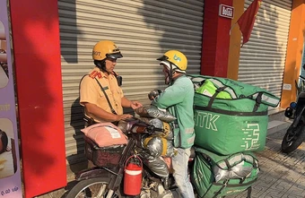 TP Hồ Chí Minh: Phạt nguội 192 trường hợp đi xe máy trên vỉa hè