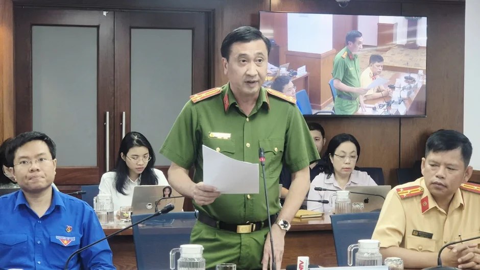 TP Hồ Chí Minh: Phát thanh tại cây xăng khuyến cáo người dân không tích trữ xăng dầu TP Hồ Chí Minh: Phát thanh tại cây xăng khuyến cáo người dân không tích trữ xăng dầu