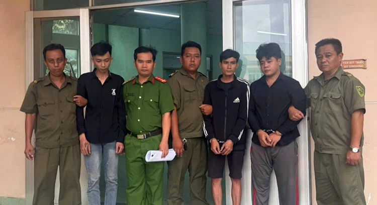 TP Hồ Chí Minh: Tạm giữ bốn đối tượng mang hung khí đi giải quyết mâu thuẫn TP Hồ Chí Minh: Tạm giữ bốn đối tượng mang hung khí đi giải quyết mâu thuẫn