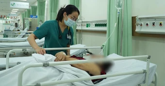 TP.HCM: 6 người nghi ngộ độc thực phẩm sau khi ăn bánh mì cùng 1 cơ sở