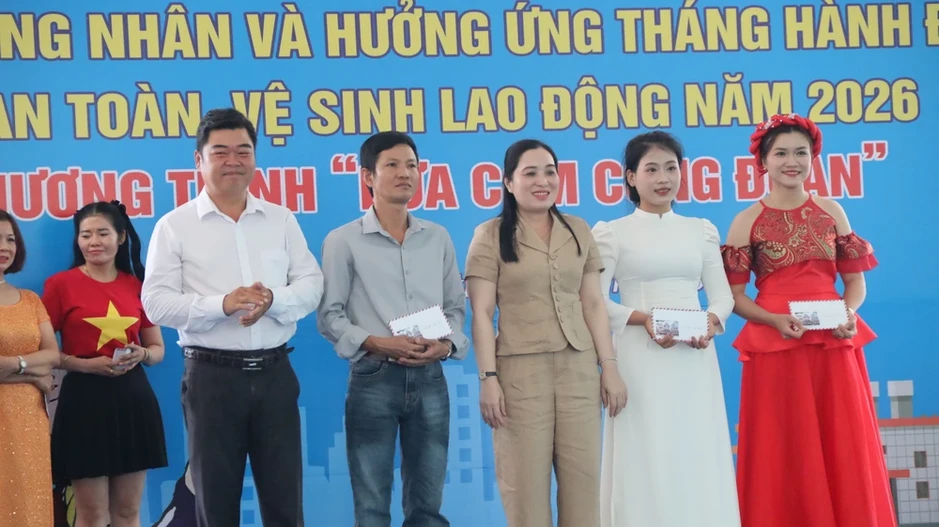 TP.HCM: 600 công đoàn viên, người lao động dự 'Bữa cơm Công đoàn', nhận nhiều phần quà dịp Lễ 1-5 TP.HCM: 600 công đoàn viên, người lao động dự 'Bữa cơm Công đoàn', nhận nhiều phần quà dịp Lễ 1-5