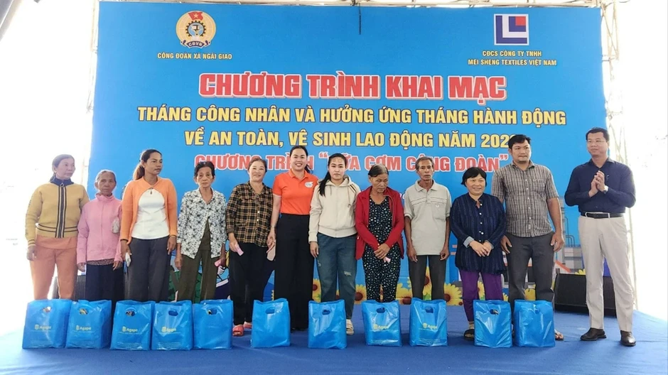 TP.HCM: 600 công đoàn viên, người lao động dự 'Bữa cơm Công đoàn', nhận nhiều phần quà dịp Lễ 1-5 TP.HCM: 600 công đoàn viên, người lao động dự 'Bữa cơm Công đoàn', nhận nhiều phần quà dịp Lễ 1-5