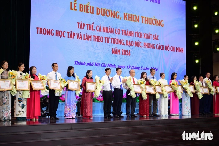 TP.HCM biểu dương, khen thưởng 358 tập thể, cá nhân điển hình học tập và làm theo Bác Hồ TP.HCM biểu dương, khen thưởng 358 tập thể, cá nhân điển hình học tập và làm theo Bác Hồ