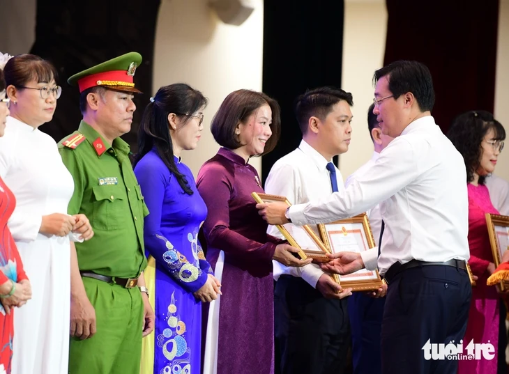 TP.HCM biểu dương, khen thưởng 358 tập thể, cá nhân điển hình học tập và làm theo Bác Hồ TP.HCM biểu dương, khen thưởng 358 tập thể, cá nhân điển hình học tập và làm theo Bác Hồ