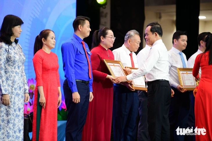 TP.HCM biểu dương, khen thưởng 358 tập thể, cá nhân điển hình học tập và làm theo Bác Hồ TP.HCM biểu dương, khen thưởng 358 tập thể, cá nhân điển hình học tập và làm theo Bác Hồ